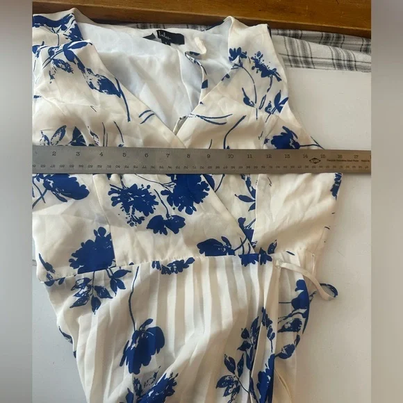 Lulus Blue and White Lindsie Floral Print Pleated Wrap CharmingMaxi Dress NWOT S - Picture 16 of 16